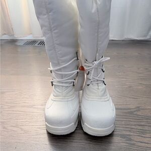 Sorel Snowlion lined white snow boots